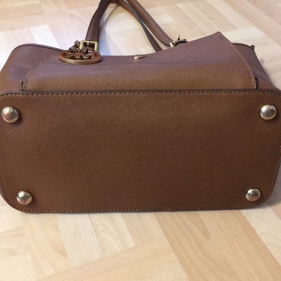 Michael Kors Jet Set Front Snap Pocket Tote - Picture 11 of 11